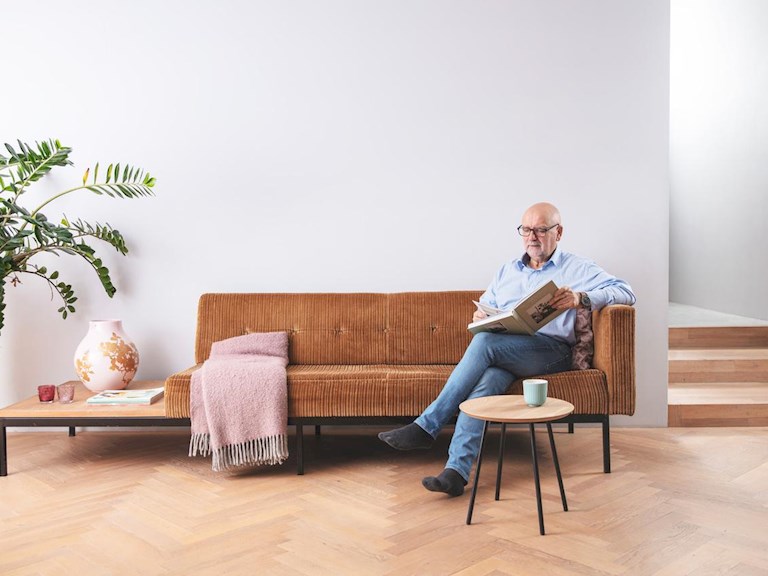 Man leest in woonkamer | Eneco