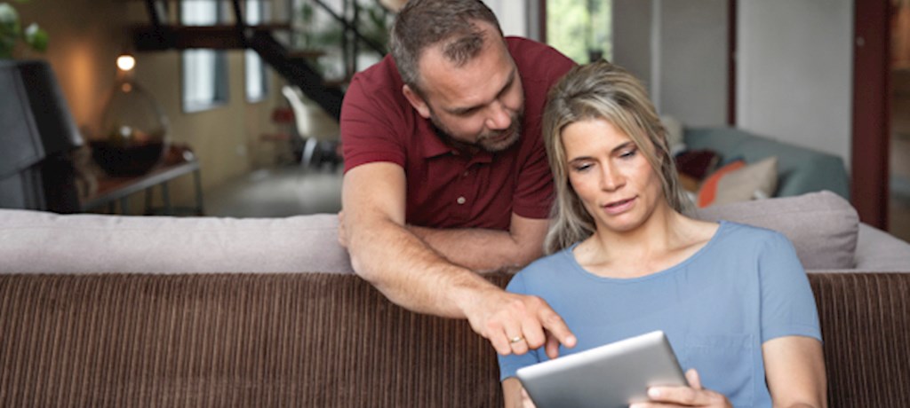 Man en vrouw bekijken sluipverbruik op een tablet