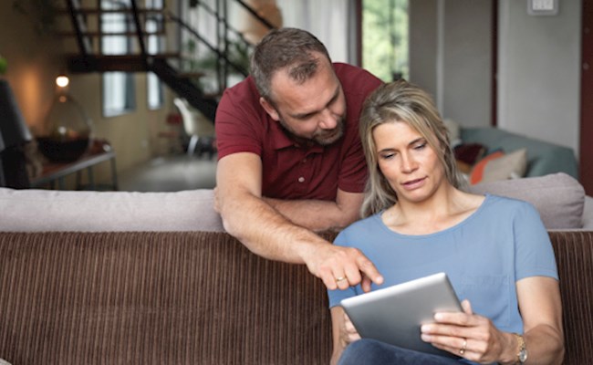 Man en vrouw bekijken sluipverbruik op een tablet