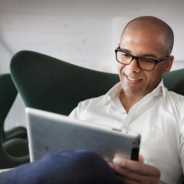 Man met tablet | Eneco