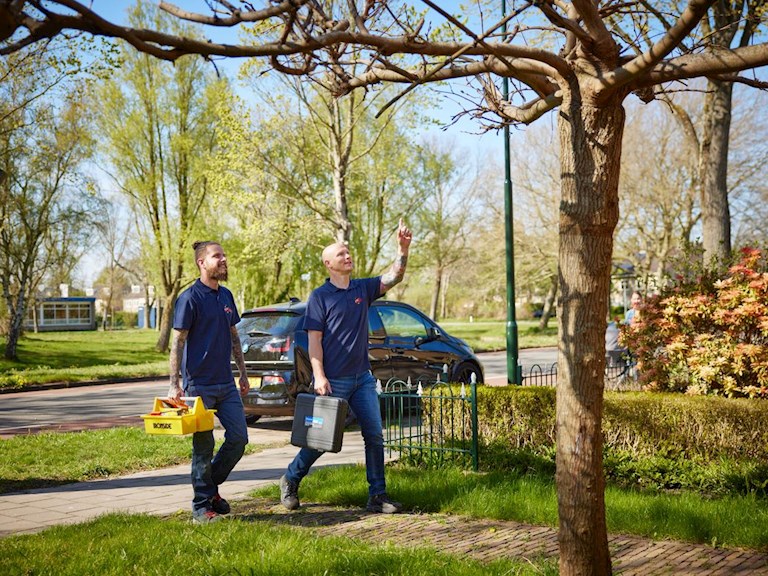 Monteurs op weg naar een huis