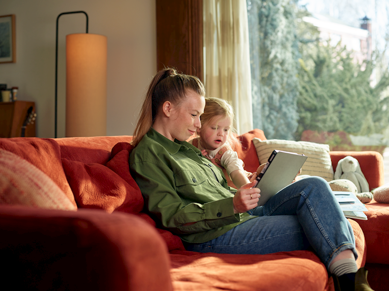 Moeder met kind op de bank | Eneco