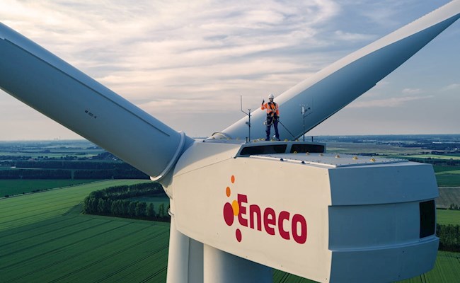 Monteur staat boven op een Eneco windmolen en steekt zijn duim op