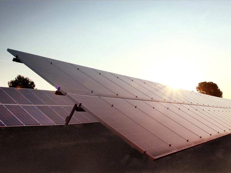 Dak met zonnepanelen