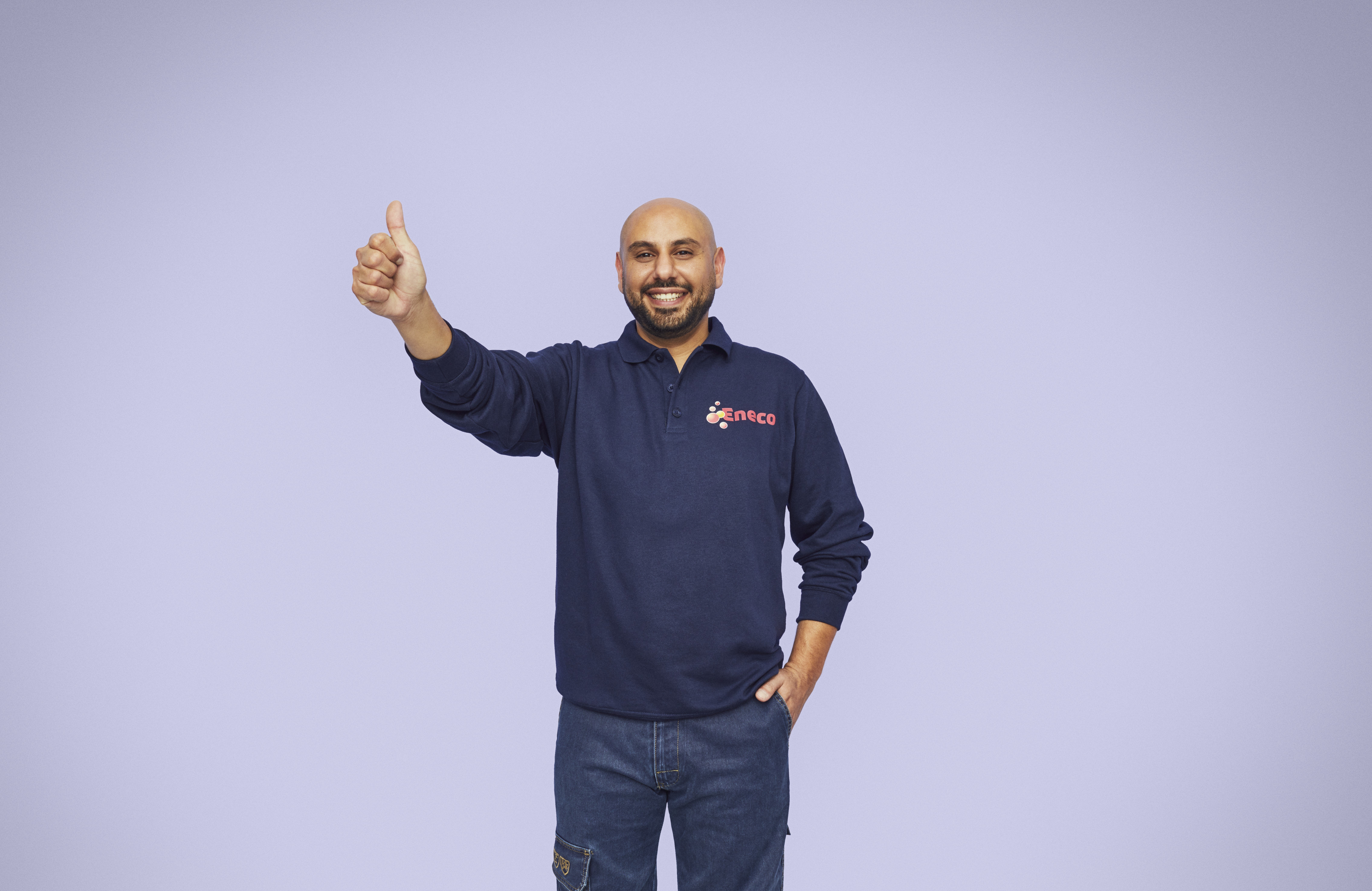 Een Eneco monteur steekt zijn duim omhoog