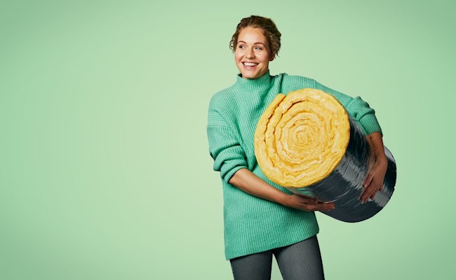 Dame met een rol isolatiemateriaal onder haar arm
