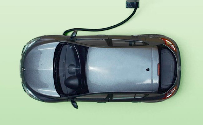 Illustratie van een lichtgrijze elektrische auto op een lichtgroene achtergrond.