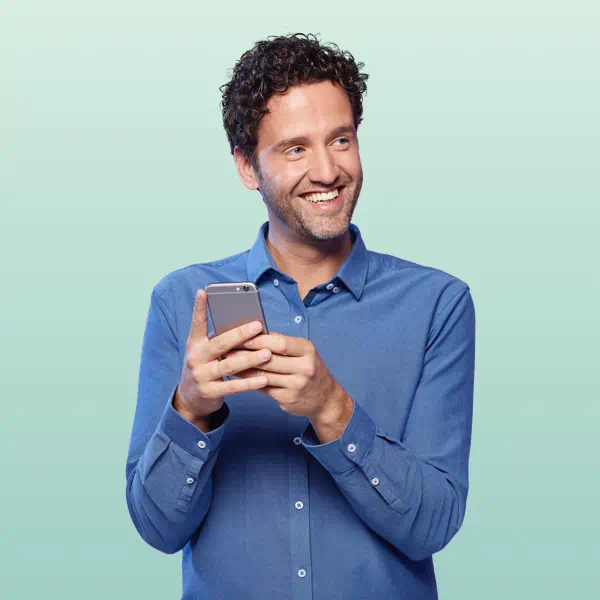 Man lachend met smartphone op zeegroene achtergrond