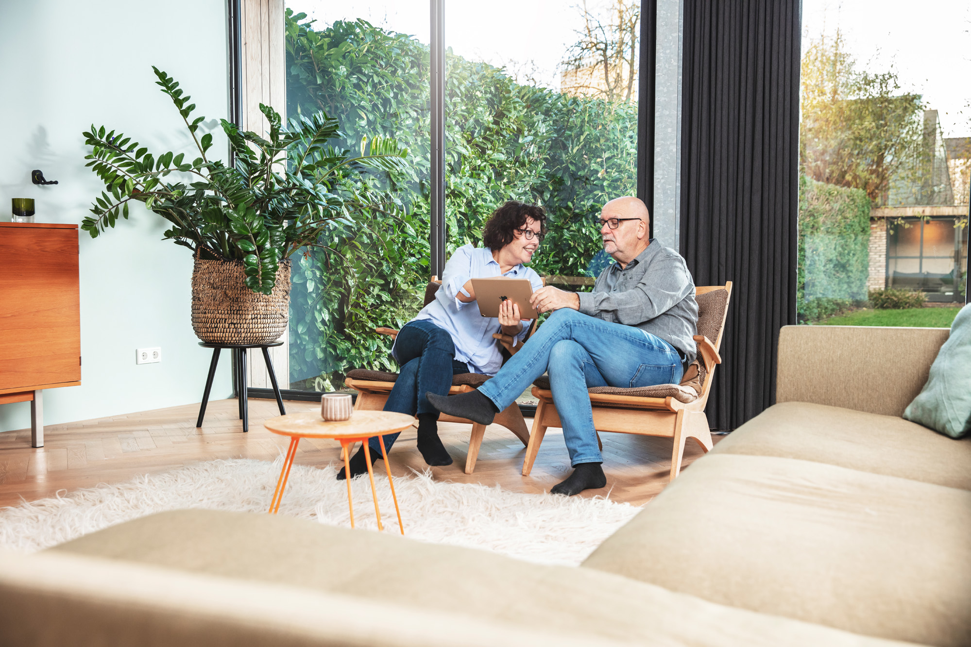 Man en vrouw regelen energiezaken samen op een tablet.
