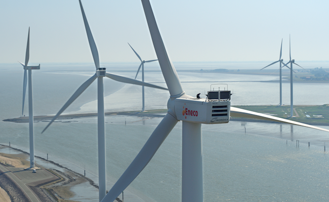 Eneco monteur werkt bovenop een windturbine