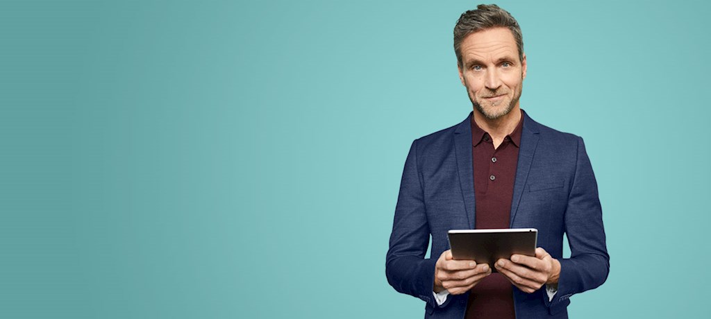 Man kijkend met tablet in zijn handen