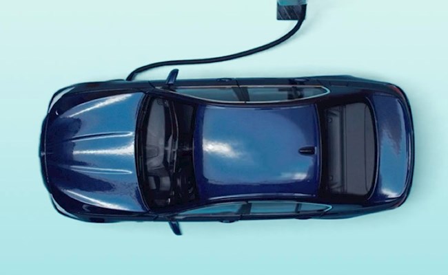 Illustratie van een blauwe elektrische auto op een blauwe achtergrond.