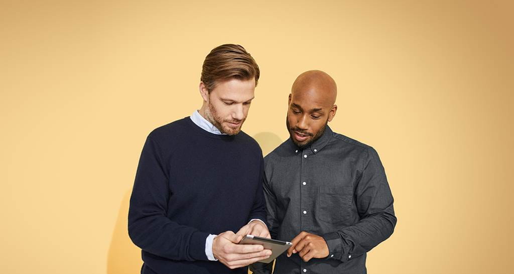 Twee mannen kijken op een tablet