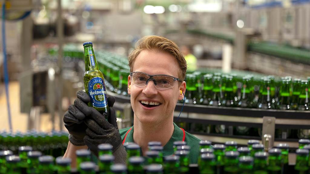 Heineken brouwt duurzaam, lachende medewerker in bierbrouwerij. 