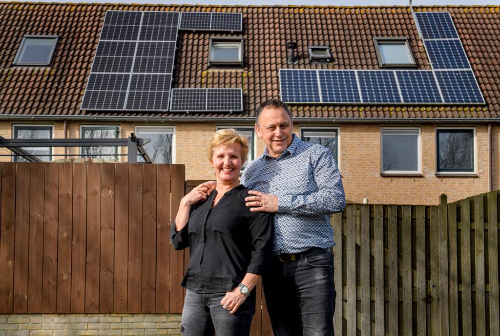 Richard bespaart energie met zonnepanelen op zijn eigen dak. 