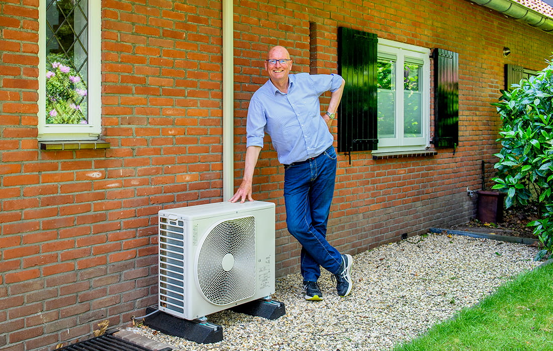Jan Hoorn uit Bosch en Duin schaft na zonnepanelen nu ook een warmtepomp aan, en ziet al op de eerste afrekening een besparing in zijn verbruik.
